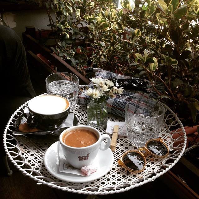 Στον ξεχωριστό Μπλε Παπαγάλο: Το στέκι της πόλης με ρετρό διάθεση και μουσικές [εικόνες] | iefimerida.gr 5