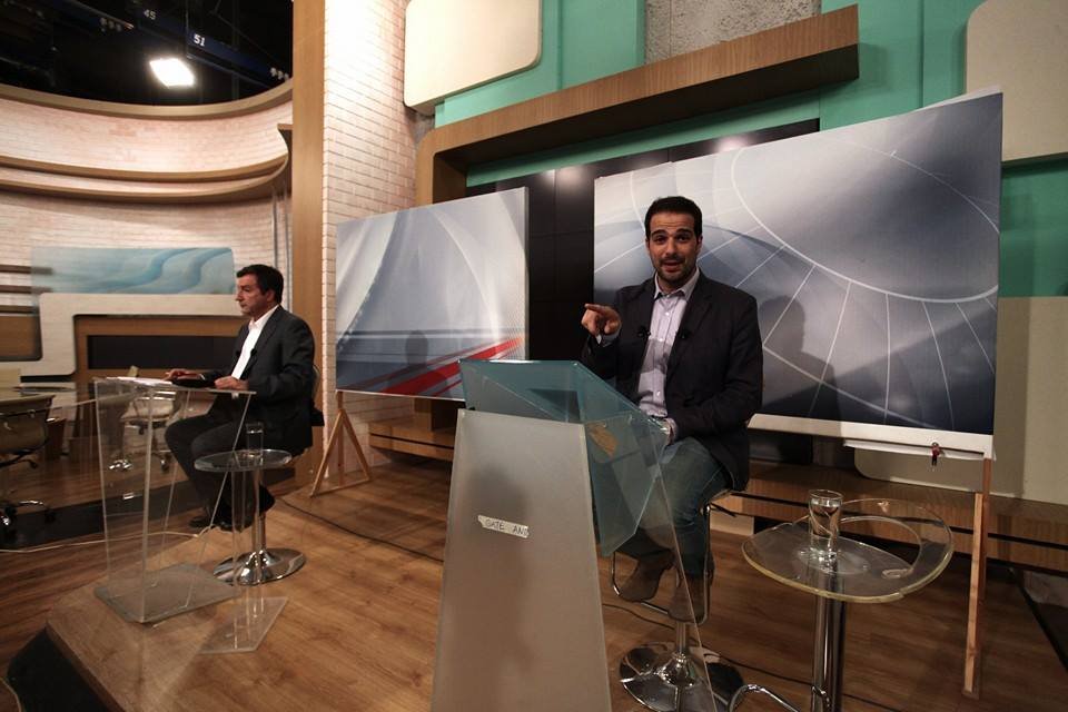 Tι φορούσε ο Γαβριήλ Σακελλαρίδης κάτω από το σακάκι στο ντιμπέιτ –Το κλίμα στο backstage | iefimerida.gr 0