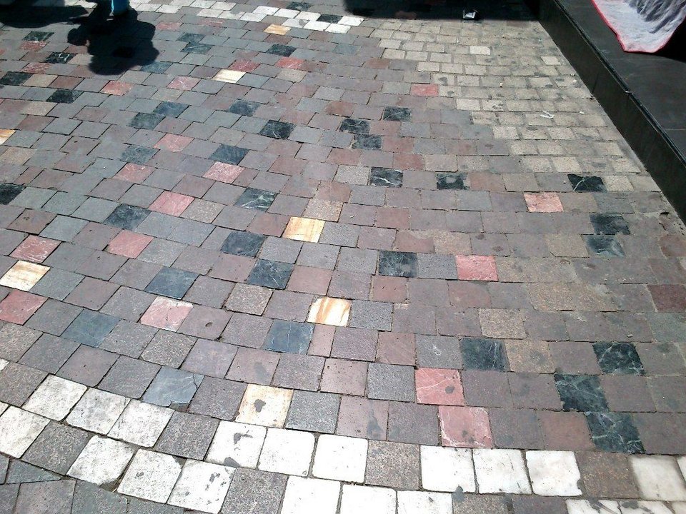 Nα σώσουμε την πανέμορφη πλατεία Μοναστηρακίου: Κακοτεχνίες και μπαλώματα την διαλύουν [εικόνες]  | iefimerida.gr 2