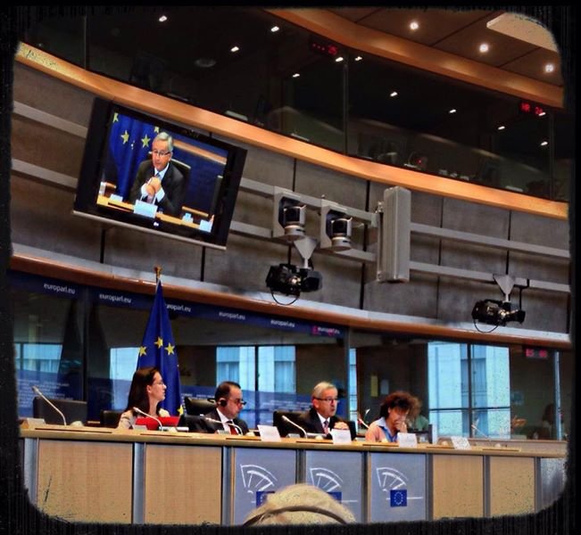 H Eύα Καϊλή σε ρόλο δαιμόνιου ρεπόρτερ στο Ευρωκοινοβούλιο: Η αποκάλυψη που έκανε για τον Γιούνκερ και την Ελλάδα [εικόνα] | iefimerida.gr 0