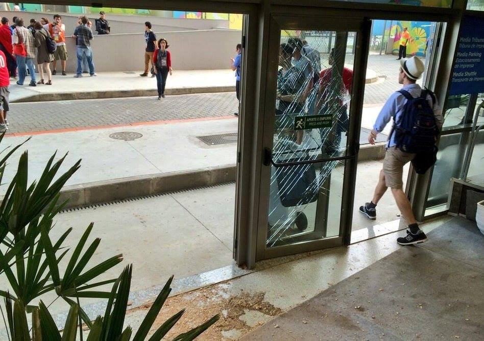 «Ντου» οπαδών της Χιλής στο Μαρακανά -Επεισόδια πριν από τον αγώνα [εικόνες] | iefimerida.gr 1