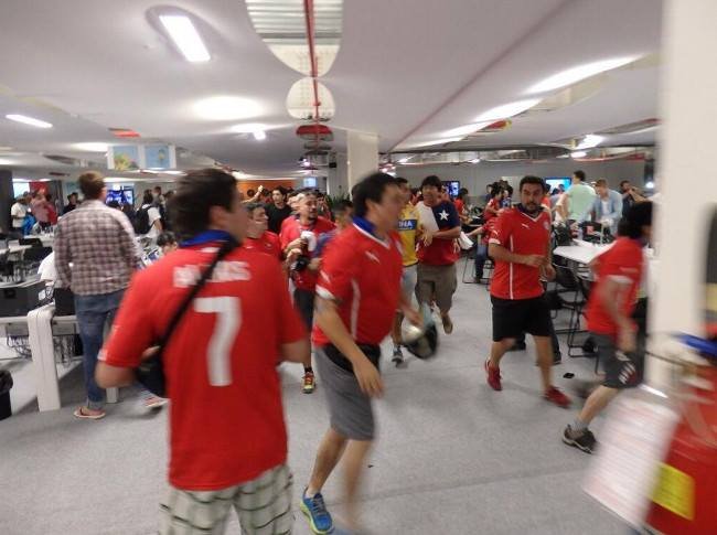 «Ντου» οπαδών της Χιλής στο Μαρακανά -Επεισόδια πριν από τον αγώνα [εικόνες] | iefimerida.gr 4