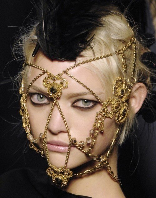 Ω, λαλά! Ο εξηντάρης Γκοτιέ «γυρίζει» τον κόσμο με αναδρομική έκθεση δημιουργιών του [εικόνες] | iefimerida.gr 5