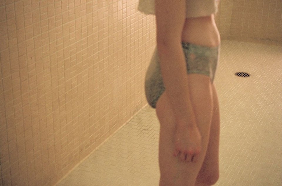 H 20χρονη φωτογράφος Πέτρα Κόλινς διερευνά με τον φακό της τον εύθραυστο κόσμο της εφηβικής σεξουαλικότητας [εικόνες] | iefimerida.gr 3