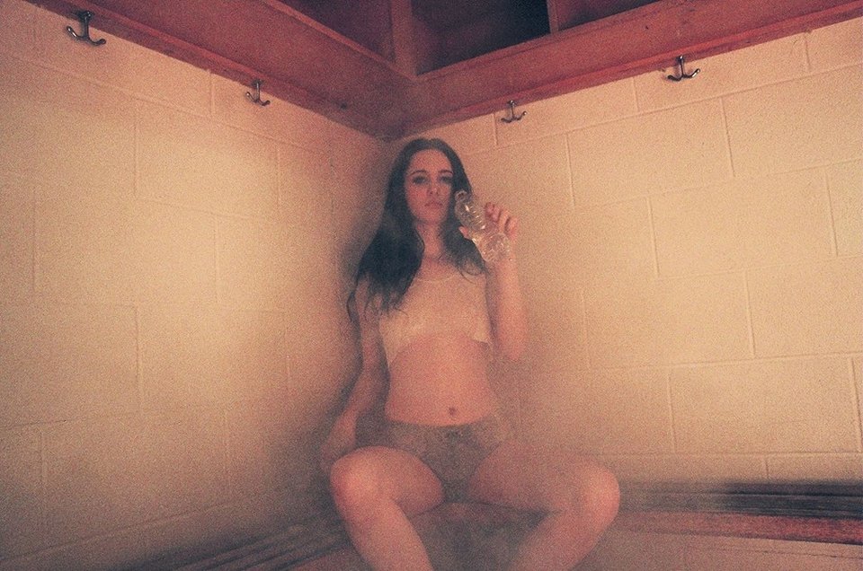 H 20χρονη φωτογράφος Πέτρα Κόλινς διερευνά με τον φακό της τον εύθραυστο κόσμο της εφηβικής σεξουαλικότητας [εικόνες] | iefimerida.gr 10