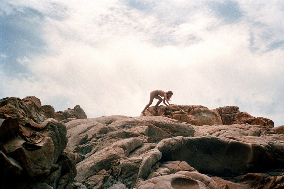 Η φωτογράφος Liza Mandelup βρήκε την ιδανική παραλία και φωτογραφίζεται όπως την γέννησε η μάνα της [εικόνες]   | iefimerida.gr 5