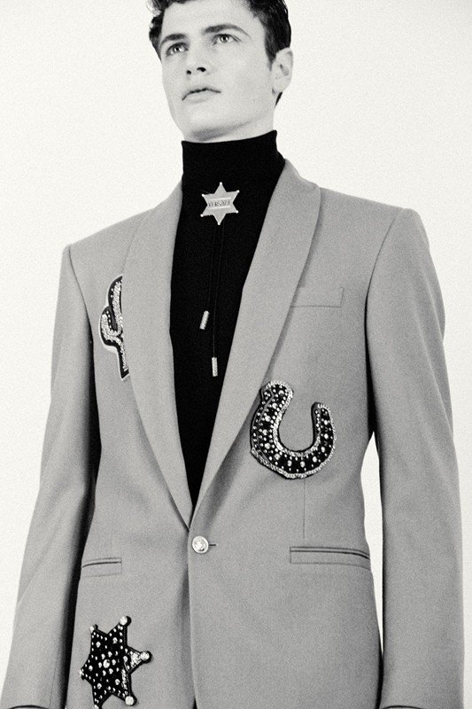 H Ντονατέλα Βερσάτσε μόλις εκτίναξε την γκέι μόδα στα ουράνια του αλήτικου εστετισμού [εικόνες] | iefimerida.gr 0