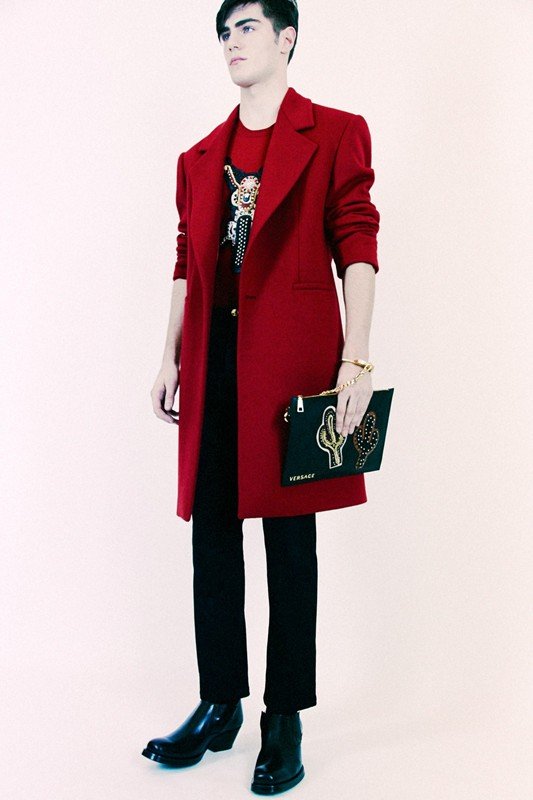 H Ντονατέλα Βερσάτσε μόλις εκτίναξε την γκέι μόδα στα ουράνια του αλήτικου εστετισμού [εικόνες] | iefimerida.gr 1