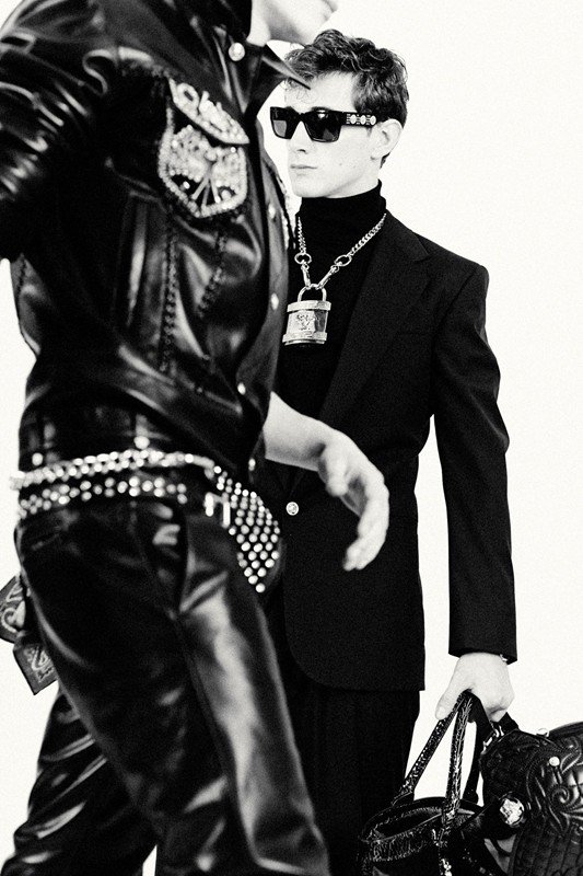 H Ντονατέλα Βερσάτσε μόλις εκτίναξε την γκέι μόδα στα ουράνια του αλήτικου εστετισμού [εικόνες] | iefimerida.gr 2