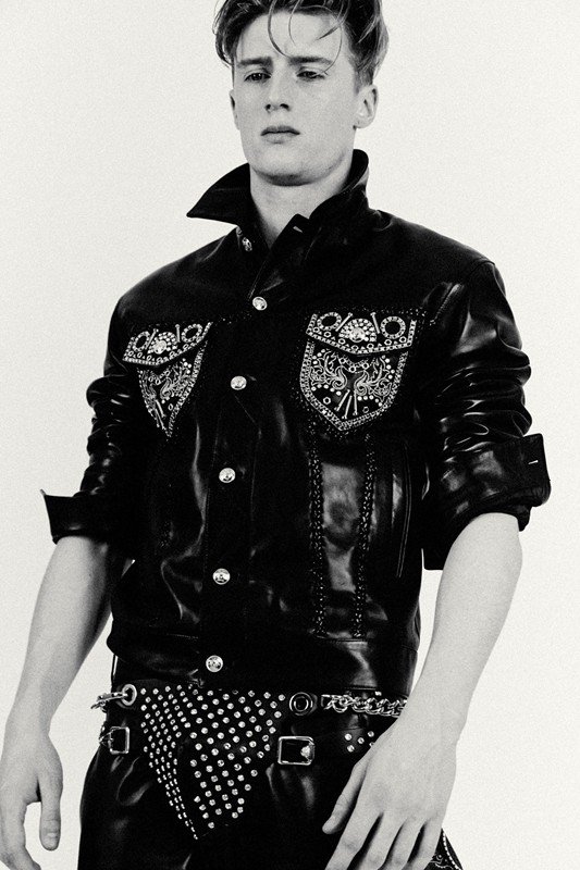 H Ντονατέλα Βερσάτσε μόλις εκτίναξε την γκέι μόδα στα ουράνια του αλήτικου εστετισμού [εικόνες] | iefimerida.gr 7