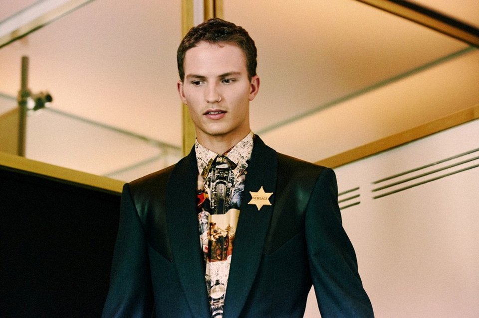 H Ντονατέλα Βερσάτσε μόλις εκτίναξε την γκέι μόδα στα ουράνια του αλήτικου εστετισμού [εικόνες] | iefimerida.gr 9