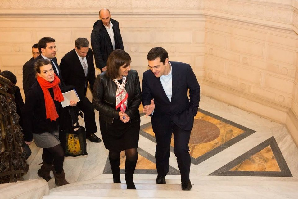 To  βλέμμα, τα χαμόγελα, τα χέρια, οι ατάκες: Ετσι σαγήνευσε ο Αλέξης Τσίπρας τη δήμαρχο του Παρισιού [εικόνες] | iefimerida.gr 2