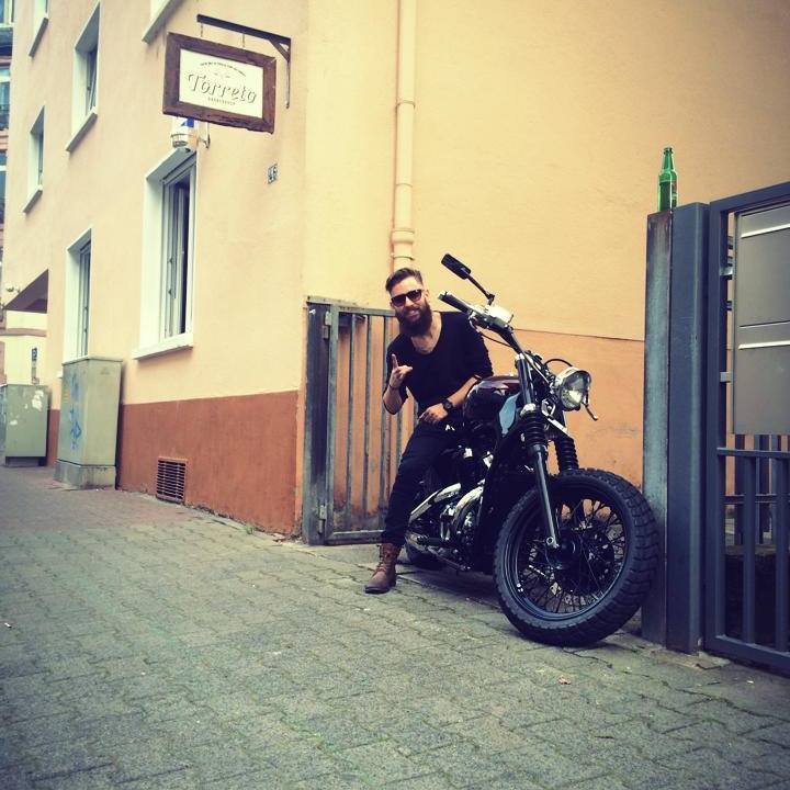 Αυτός είναι ο Ελληνας ροκ μπαρμπέρης που έχει τρελάνει τους Γερμανούς [εικόνες] | iefimerida.gr 12