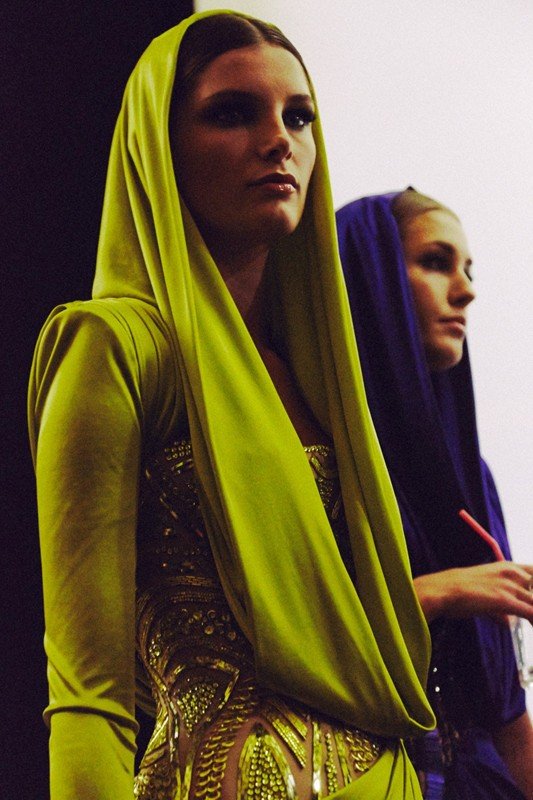 Ο οίκος Versace και ο κόσμος της μόδας υποκλίνονται στη λιτή μεγαλοπρέπεια της αρχαιοελληνικής «καλύπτρας» [εικόνες]  | iefimerida.gr 0