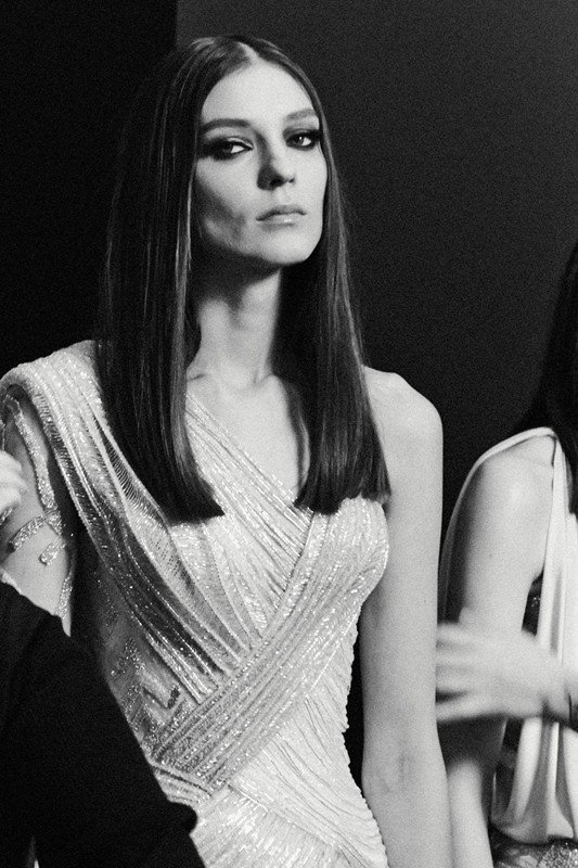 Ο οίκος Versace και ο κόσμος της μόδας υποκλίνονται στη λιτή μεγαλοπρέπεια της αρχαιοελληνικής «καλύπτρας» [εικόνες]  | iefimerida.gr 2