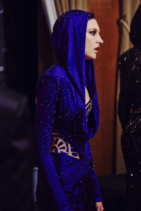 Ο οίκος Versace και ο κόσμος της μόδας υποκλίνονται στη λιτή μεγαλοπρέπεια της αρχαιοελληνικής «καλύπτρας» [εικόνες]  | iefimerida.gr 3