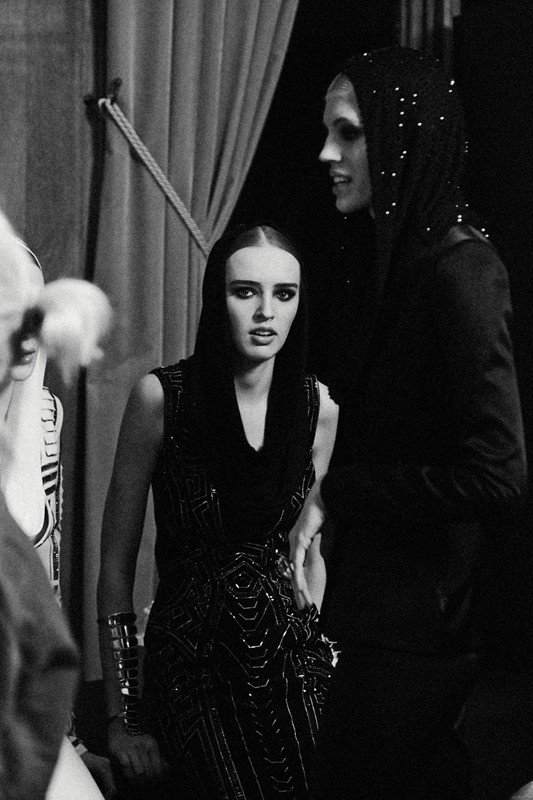 Ο οίκος Versace και ο κόσμος της μόδας υποκλίνονται στη λιτή μεγαλοπρέπεια της αρχαιοελληνικής «καλύπτρας» [εικόνες]  | iefimerida.gr 5