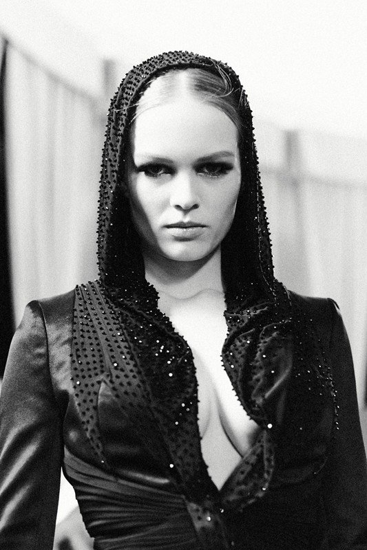 Ο οίκος Versace και ο κόσμος της μόδας υποκλίνονται στη λιτή μεγαλοπρέπεια της αρχαιοελληνικής «καλύπτρας» [εικόνες]  | iefimerida.gr 6