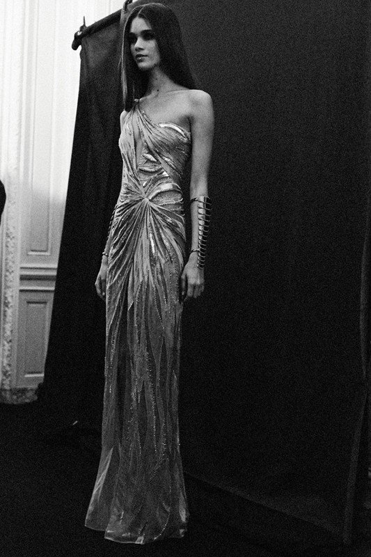 Ο οίκος Versace και ο κόσμος της μόδας υποκλίνονται στη λιτή μεγαλοπρέπεια της αρχαιοελληνικής «καλύπτρας» [εικόνες]  | iefimerida.gr 8