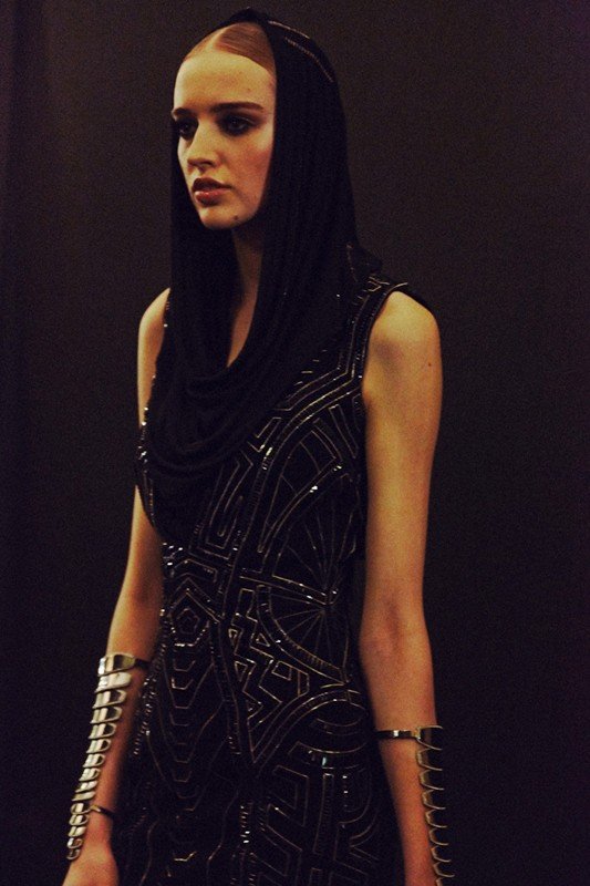 Ο οίκος Versace και ο κόσμος της μόδας υποκλίνονται στη λιτή μεγαλοπρέπεια της αρχαιοελληνικής «καλύπτρας» [εικόνες]  | iefimerida.gr 9