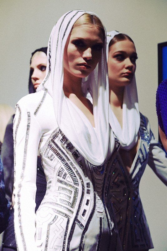 Ο οίκος Versace και ο κόσμος της μόδας υποκλίνονται στη λιτή μεγαλοπρέπεια της αρχαιοελληνικής «καλύπτρας» [εικόνες]  | iefimerida.gr 10