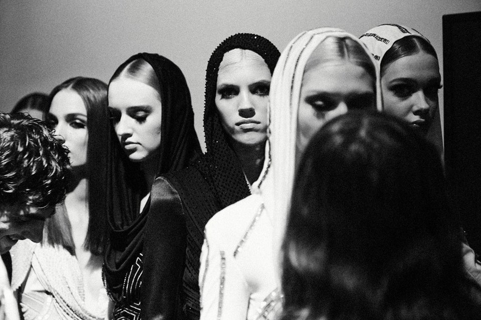 Ο οίκος Versace και ο κόσμος της μόδας υποκλίνονται στη λιτή μεγαλοπρέπεια της αρχαιοελληνικής «καλύπτρας» [εικόνες]  | iefimerida.gr 11