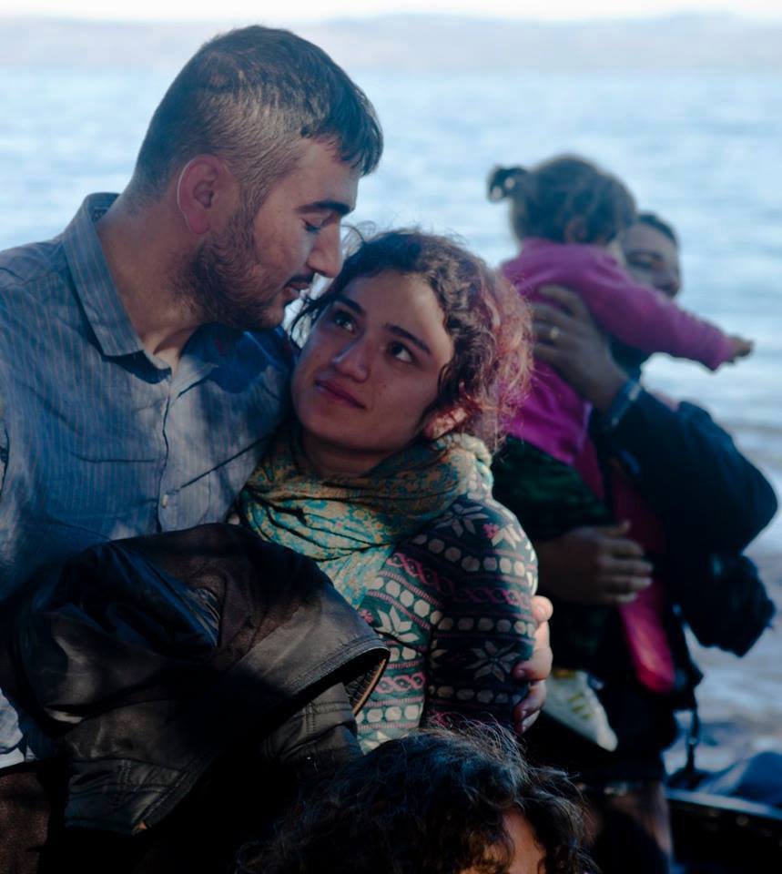Ο έρωτας των προσφύγων - Το βλέμμα του ζευγαριού που μοιράζει αισιοδοξία [εικόνες] | iefimerida.gr 0