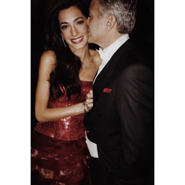 O θρύλος Τζον Γκαλιάνο γονατισμένος ντύνει την Αμάλ, η Γουίντουρ παρακολουθεί: Η Κλούνεϊ επισκίασε το Met Gala [εικόνες] | iefimerida.gr 3