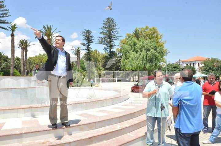 Χαμός στη Χίο: Επιτέθηκαν στον Μηταράκη [εικόνες&βίντεο] | iefimerida.gr 1