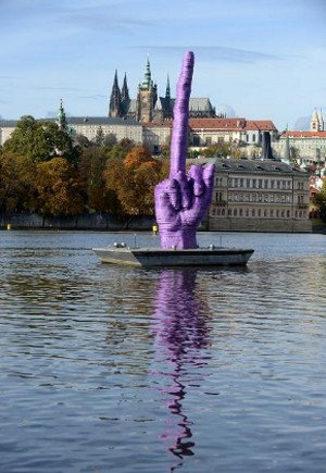 Tεράστιο μοβ γλυπτό με τεντωμένο το μεσαίο δάχτυλο προκαλεί σάλο στην Πράγα – κι όχι μόνο [εικόνες] | iefimerida.gr 1