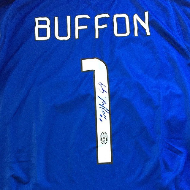 Ποιος ποδοσφαιριστής του Ολυμπιακού πήρε την φανέλα του Μπουφόν με αφιέρωση [εικόνα] | iefimerida.gr 0