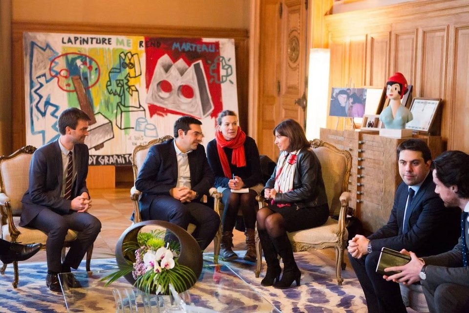 To  βλέμμα, τα χαμόγελα, τα χέρια, οι ατάκες: Ετσι σαγήνευσε ο Αλέξης Τσίπρας τη δήμαρχο του Παρισιού [εικόνες] | iefimerida.gr 3