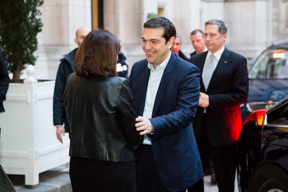 To  βλέμμα, τα χαμόγελα, τα χέρια, οι ατάκες: Ετσι σαγήνευσε ο Αλέξης Τσίπρας τη δήμαρχο του Παρισιού [εικόνες] | iefimerida.gr 0
