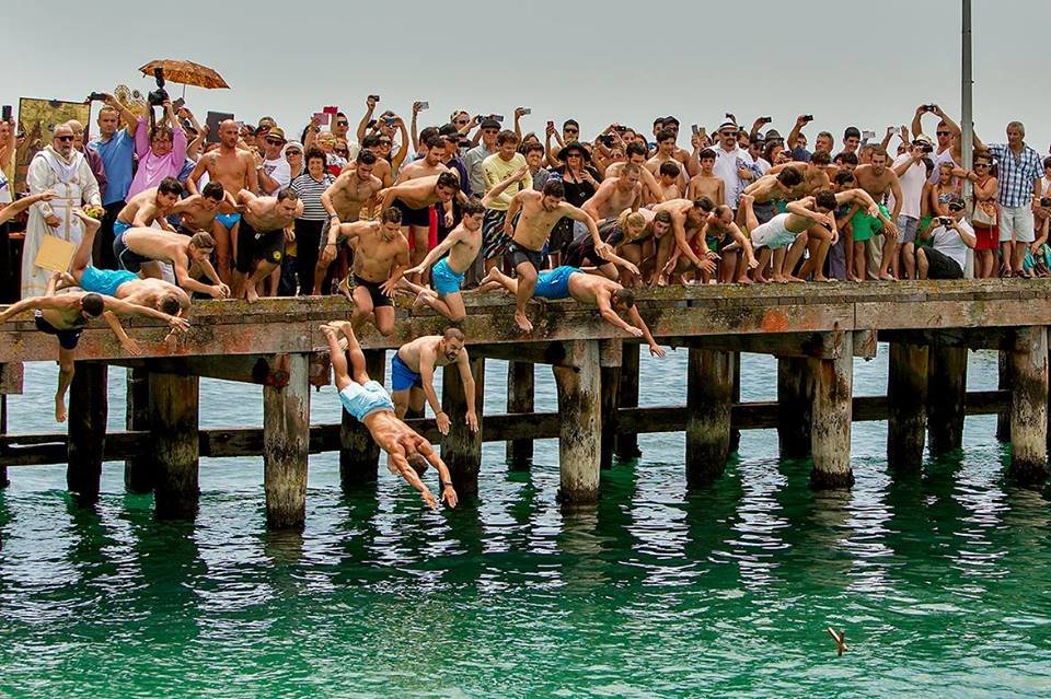 Eνθουσιασμός και συγκίνηση: Ελληνες στην Αυστραλία βούτηξαν για τον σταυρό [εικόνες] | iefimerida.gr 1