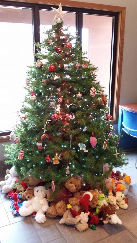 ΗΠΑ: Μονόπετρο σε Χριστουγεννιάτικο δέντρο αστυνομικού τμήματος -Ψάχνουν τον ιδιοκτήτη μέσω Facebook [εικόνες] | iefimerida.gr 1