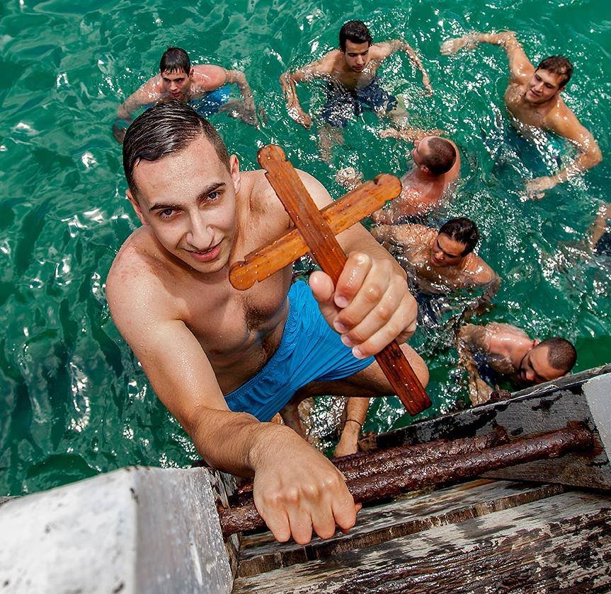 Eνθουσιασμός και συγκίνηση: Ελληνες στην Αυστραλία βούτηξαν για τον σταυρό [εικόνες] | iefimerida.gr 2