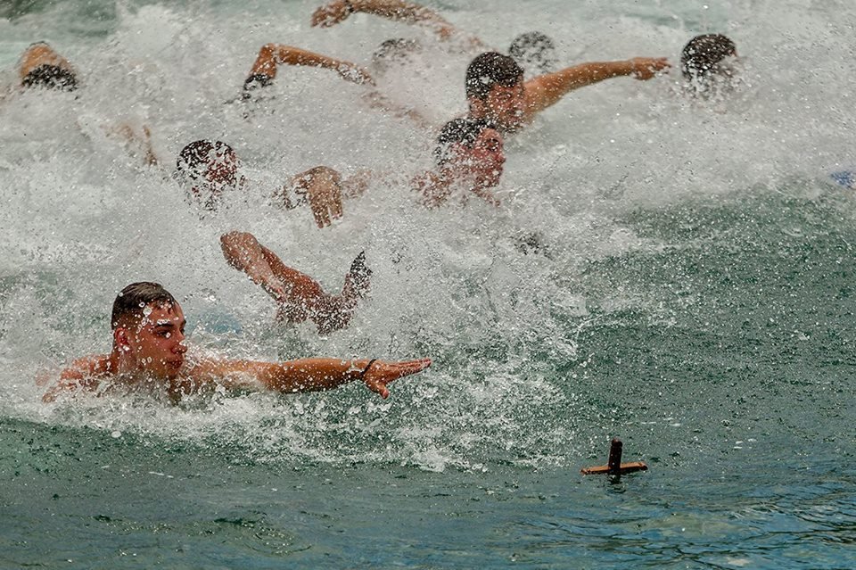 Eνθουσιασμός και συγκίνηση: Ελληνες στην Αυστραλία βούτηξαν για τον σταυρό [εικόνες] | iefimerida.gr 3