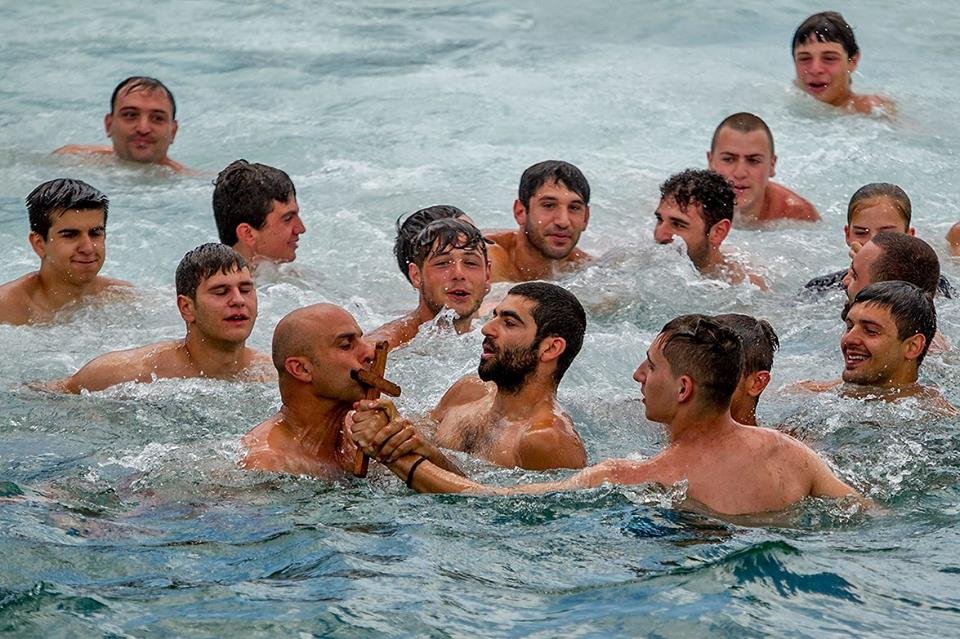 Eνθουσιασμός και συγκίνηση: Ελληνες στην Αυστραλία βούτηξαν για τον σταυρό [εικόνες] | iefimerida.gr 4