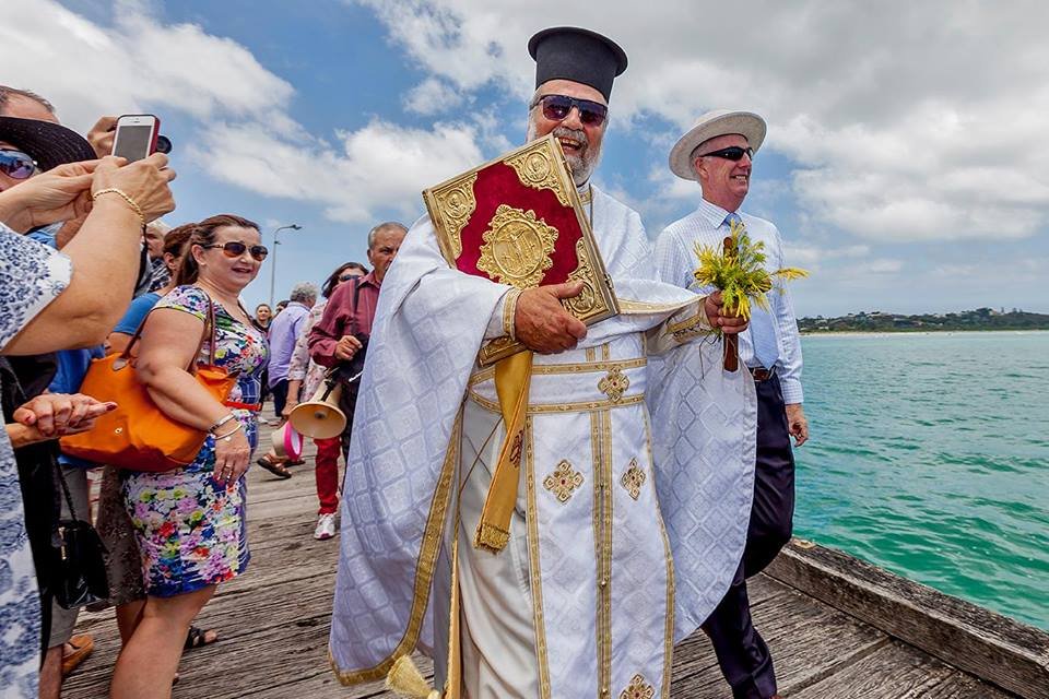 Eνθουσιασμός και συγκίνηση: Ελληνες στην Αυστραλία βούτηξαν για τον σταυρό [εικόνες] | iefimerida.gr 0