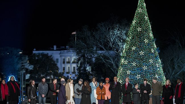 Ο Ομπάμα άναψε το 90ο Χριστουγεννιάτικο δέντρο στον Λευκό Οίκο [εικόνες] | iefimerida.gr 6