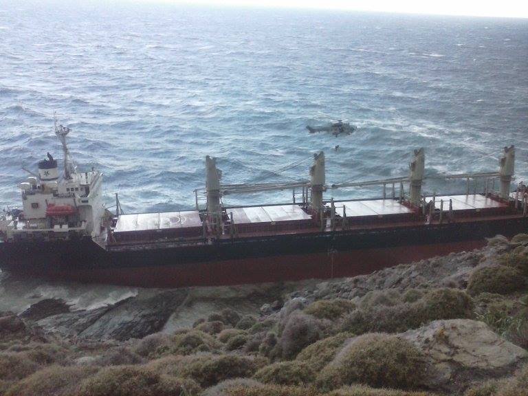 Αγωνία στο Αιγαίο: Φορτηγό πλοίο προσάραξε στην Ανδρο -Επιχείρηση διάσωσης των 22 μελών του πληρώματος [εικόνες] | iefimerida.gr 2