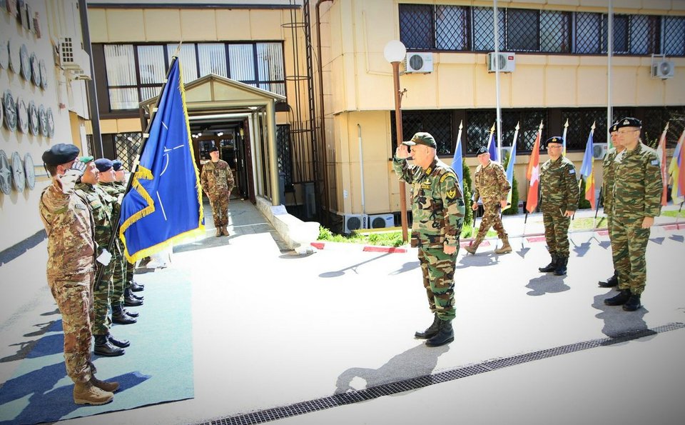 Την ελληνική δύναμη στο Κοσσυφοπέδιο επισκέφτηκε ο αρχηγός ΓΕΕΘΑ [εικόνες] | iefimerida.gr 3