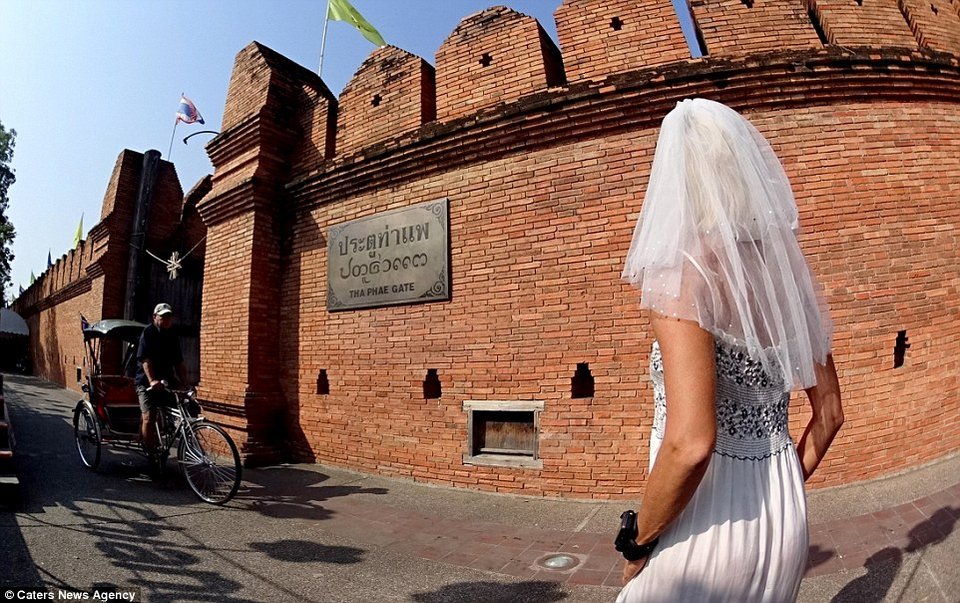 Πήρε διαζύγιο και ταξιδεύει στον κόσμο με το νυφικό της [εικόνες] | iefimerida.gr 7