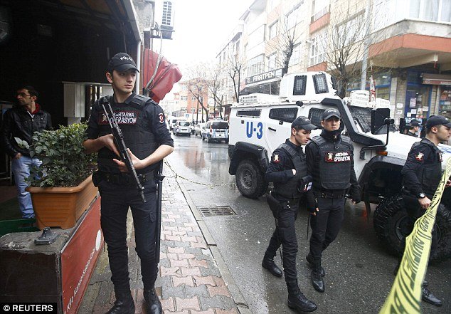 Νεκρές οι 2 γυναίκες που επιτέθηκαν σε αστυνομικό τμήμα της Κωνσταντινούπολης [εικόνες & βίντεο] | iefimerida.gr 8