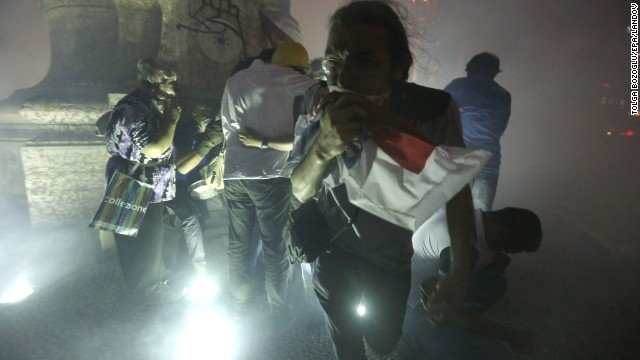 Βίαια εισβολή των δυνάμεων του Ερντογάν στο πάρκο Γκεζί - Χημικά και νερό έπνιξαν την Κωνσταντινούπολη [εικόνες] | iefimerida.gr 5