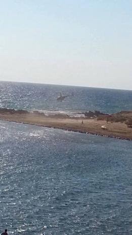 Επιχειρηματίες κατεβαίνουν με το ελικόπτερο στην παραλία, πίνουν καφέ και αποχωρούν σε σύννεφα σκόνης [εικόνες]  | iefimerida.gr 0