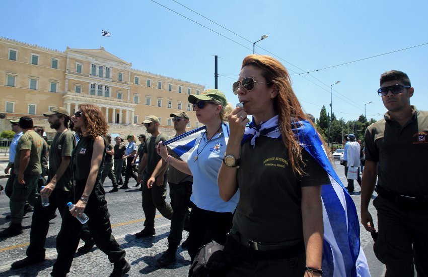 Το Spiegel κατακεραυνώνει το «ελληνικό τοξικό σύστημα» - Το παλιό κράτος που αντιστέκεται, ο Σαμαράς και η Μεσσηνία, ο Σταυρίδης, η ΑΔΕΔΥ, οι απολύσεις [εικόνες] | iefimerida.gr 0