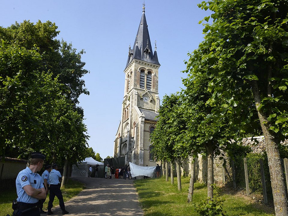 Η Χάλι Μπέρι είπε το «ναι» για τρίτη φορά - Νυμφεύθηκε τον Ολιβιέ Μαρτίνεζ [εικόνες]  | iefimerida.gr 2