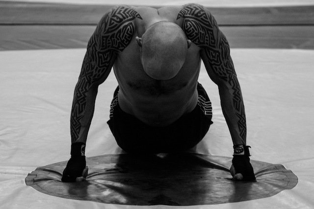 Πλούσιοι Ρώσοι πληρώνουν 900 δολάρια την εβδομάδα για να τους πλακώσουν στο ξύλο [εικόνες & σκληρό βίντεο] | iefimerida.gr 9