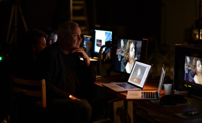 Ο Μπομπ Γουίλσον κρέμασε την Lady Gaga ανάποδα γυμνή, με ένα σχοινί να κόβει το δέρμα της: Η έκθεση που διχάζει το Παρίσι [εικόνες] | iefimerida.gr 4